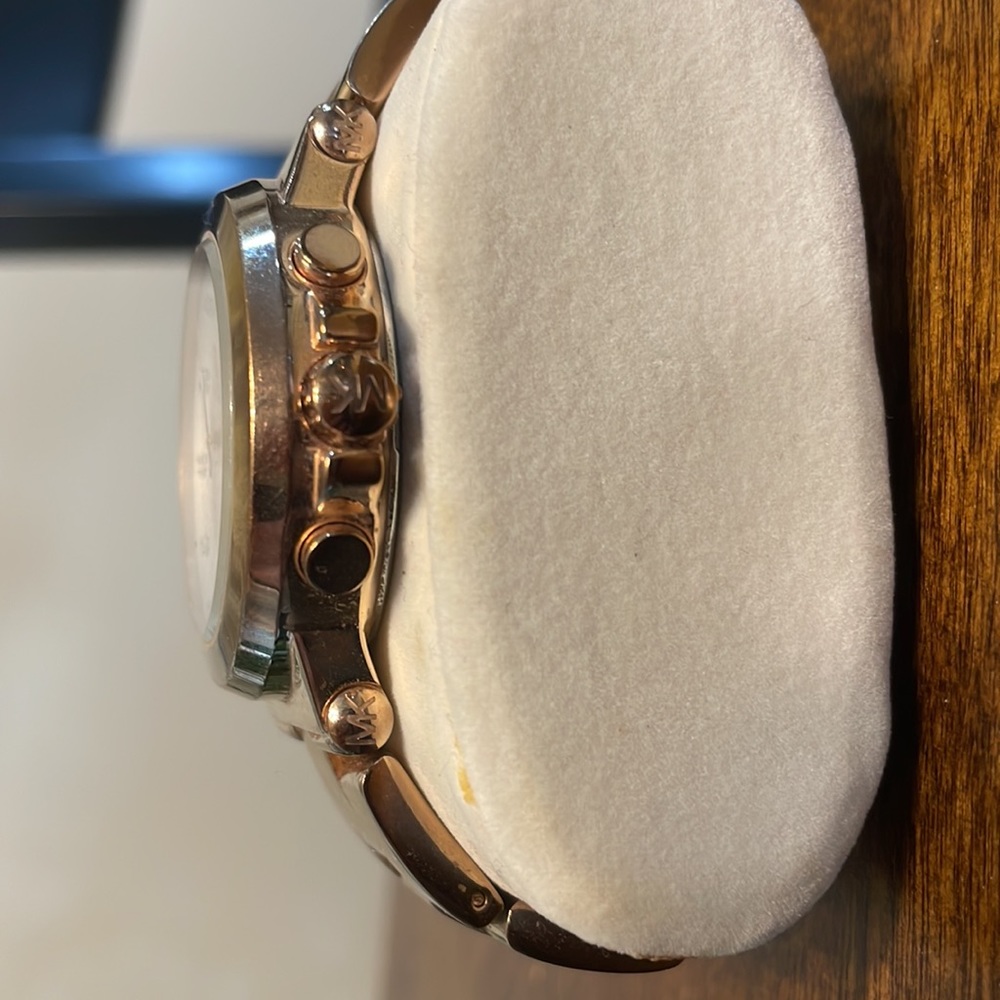 Michael Kors Rose Gold Watch - Picture 2 of 4